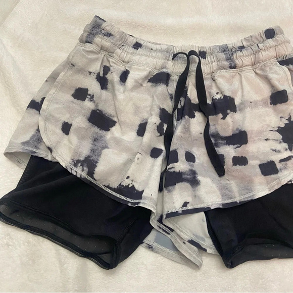 Lululemon hot to street short ghost weave white layered mesh 28722 - Picture 10 of 13